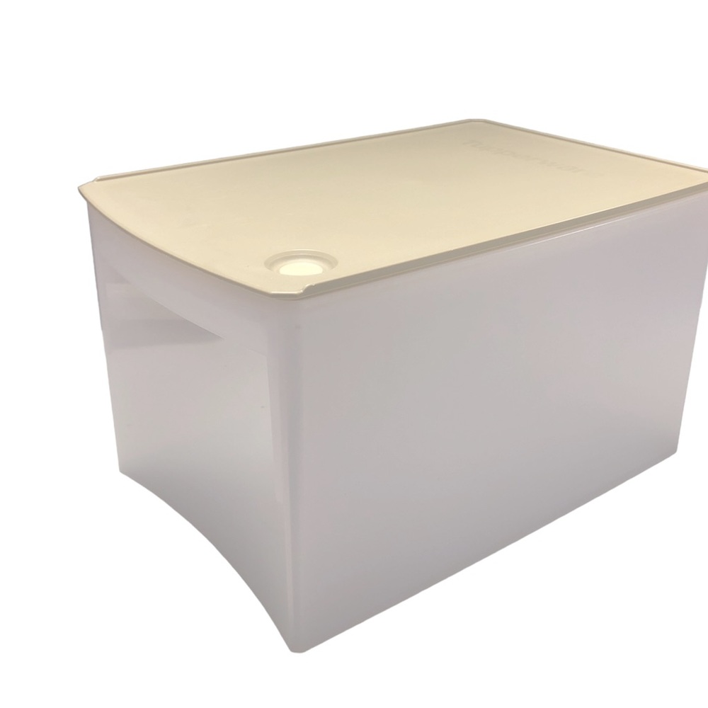 Tupperware Shelf Smart 32 1/4 Cup with Vented Hazelnut Lid 7 Liters